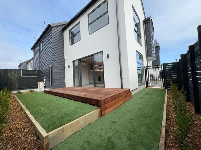 Female flatmate wanted for modern townhouse