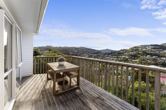 Karori Comfort, Views and Sun!