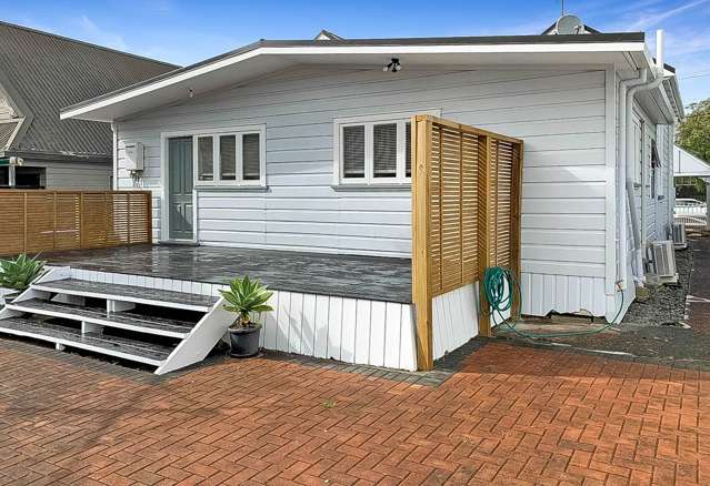 A cosy single-storey house with large backyard...