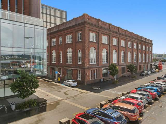 Blue-chip office with blue-water views