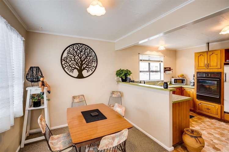 1204 Norfolk Crescent Mayfair_13