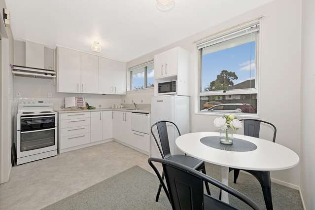 2/10 Nyoli Street Northcote_3