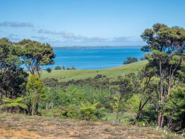 Stunning coastal views in tranquil bush setting