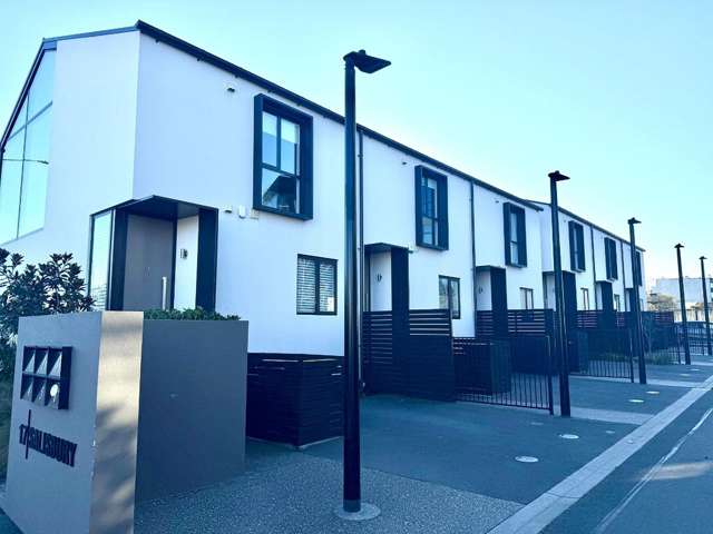 IMMACULATE FULLY FURNISHED INNER CITY APARTMENT!