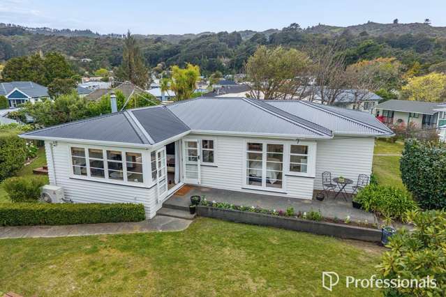 Flat, Fenced & Built to Entertain