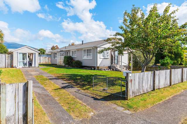 Well-presented home with income potential!