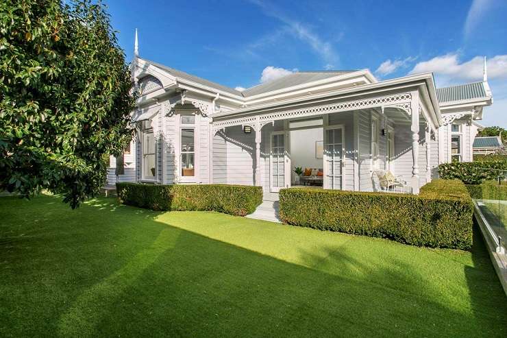 dilapidated white house with mossy driveway  57 Meadowbank Road, Meadowbank, Auckland