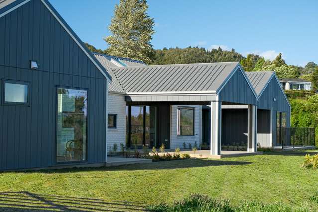 Privacy meets Lake Views - Designed for Connection