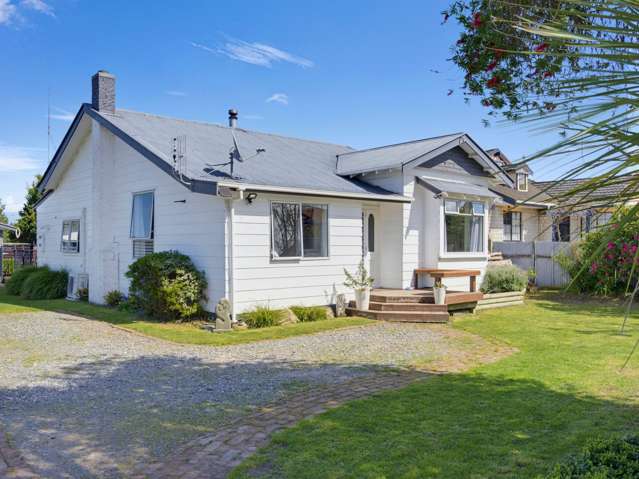 Four Bedrooms, Big Backyard & Summer Vibes!