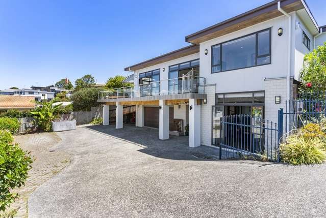 SUBSTANTIAL FAMILY HOME: STUNNING HARBOUR VIEWS!