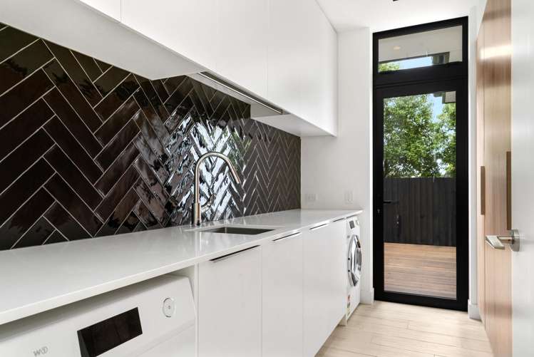 49 St Andrews Square Strowan_21