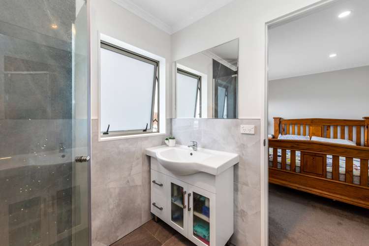 16 Dolbel Place Mangere East_11