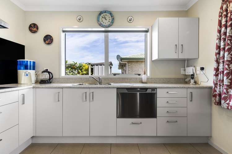 50/8 Village Place Tuakau_6