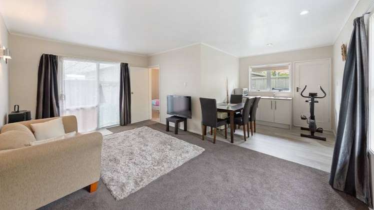 2 Oliver Twist Avenue Mellons Bay_14