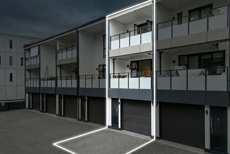 Suite 22/8 Dock Street City Centre_16