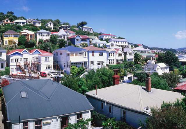 Crowds at Wellington open homes as buyers see chance of $400K discounts