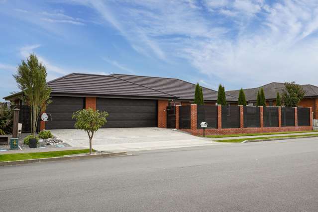5 Bedrooms and Triple Garage, Unique in Pegasus!
