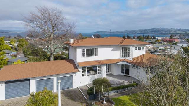 Flexible Layout, Unrivaled Views – A Taupo Classic