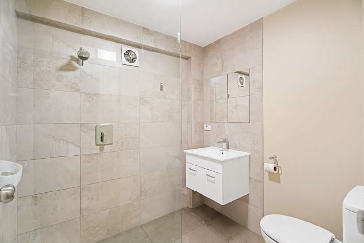 17b Cameron Place Fernhill/Sunshine Bay_17