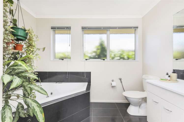 64 Farnborough Drive Grandview Heights_14