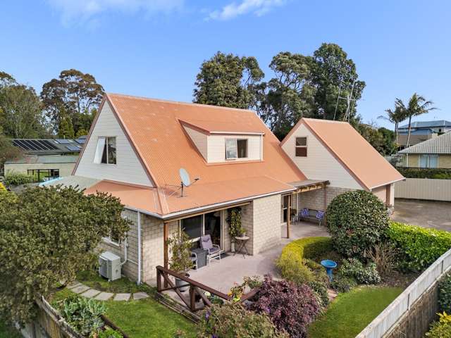 Sunny Classic with Picturesque Gardens