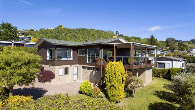 Big Lake Views in Taupo’s Exclusive Acacia Bay