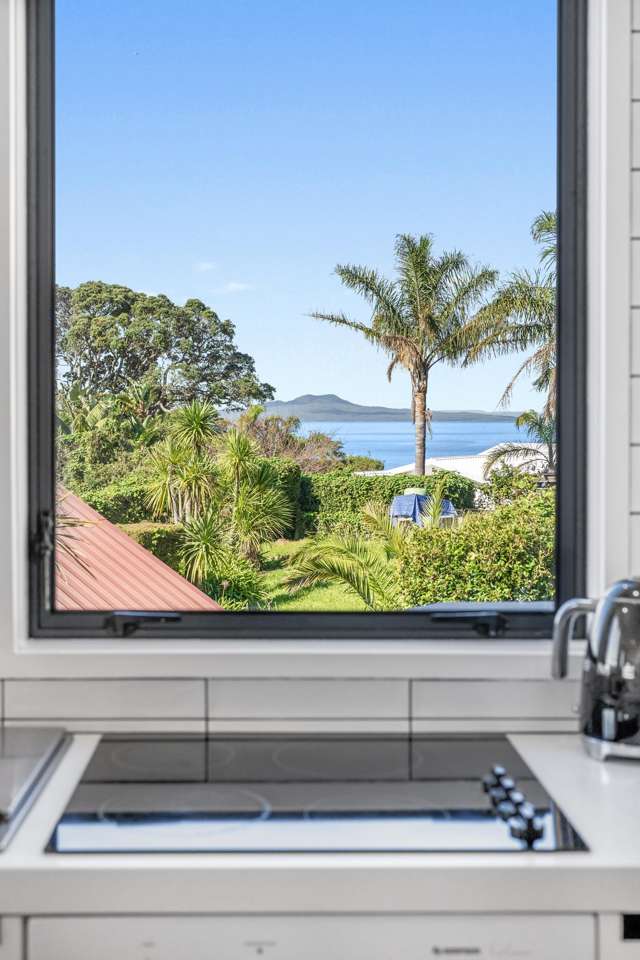 Design elegance, exceptional beachside location.