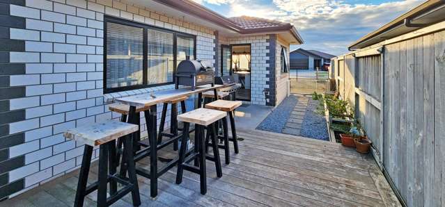 4 BEDROOM PAPAMOA BEACH