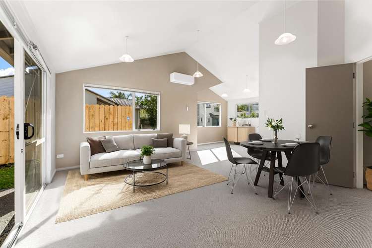 2/372 Whangaparaoa Road_1