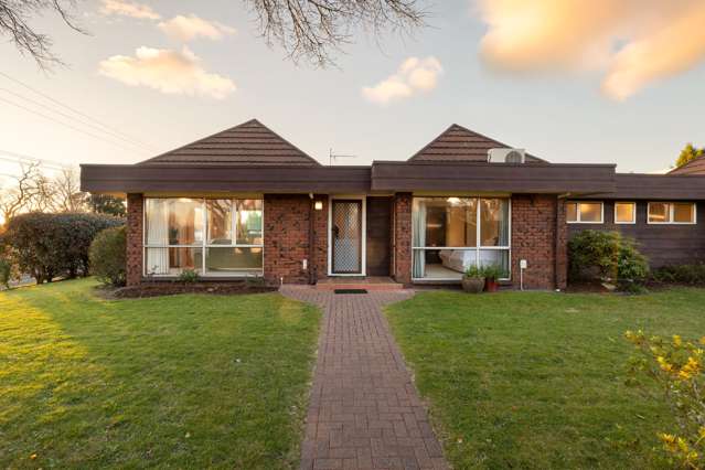 Blue-Chip Queenwood - Exceptional Value!