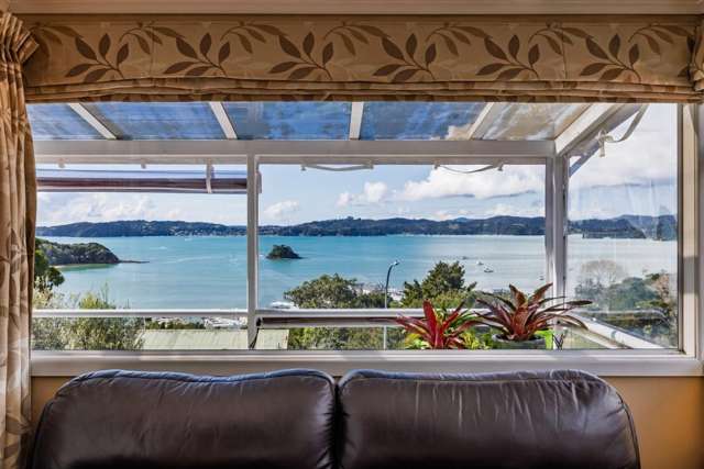 TOP OF THE BAY! HOME & INCOME – EXCEPTIONAL VIEWS