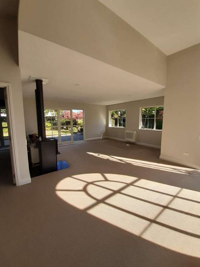 Spacious Family Home in Quiet Lincoln Cul-de-sac