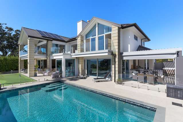 Prestigious living in Macleans with ocean views