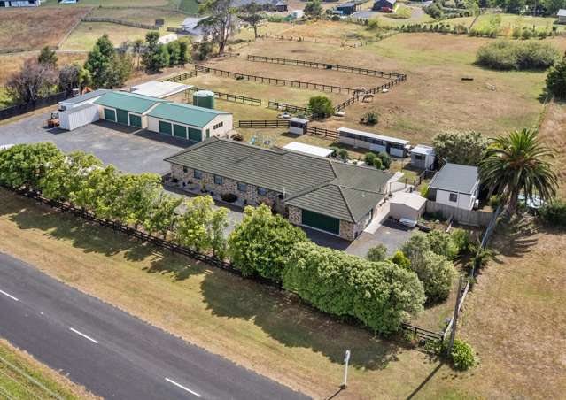 Lifestyle Property - 6 bedrooms and 8 car garaging