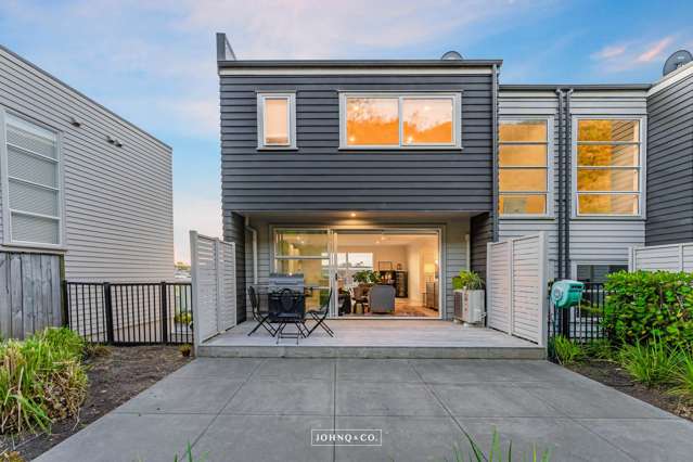 Low-Maintenance Living & Stunning Outdoor Appeal