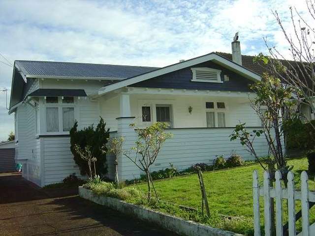 FANTASTIC LOCATION IN MT ALBERT
