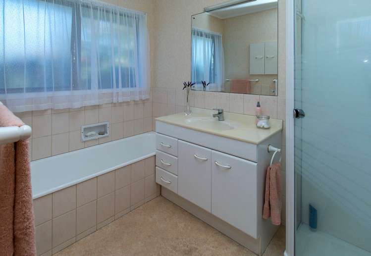 15 Paisley Street Mellons Bay_13