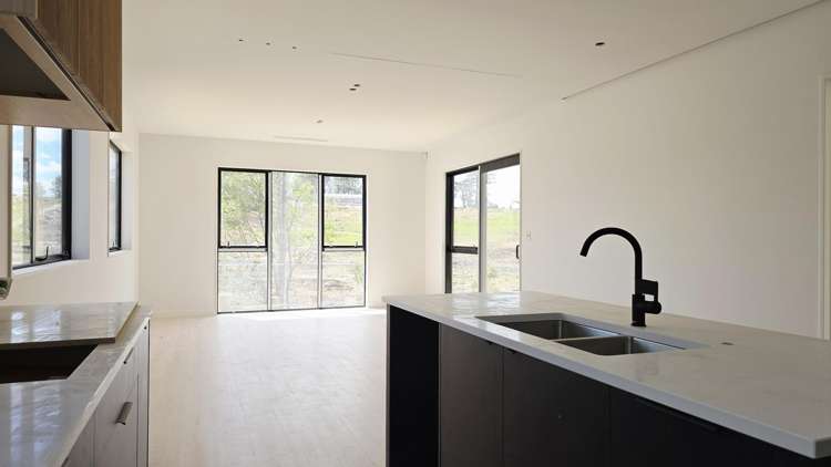 386 Te Taruna Drive Milldale_1