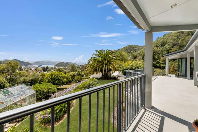 Spacious, Stylish & Stunning Harbour Views!