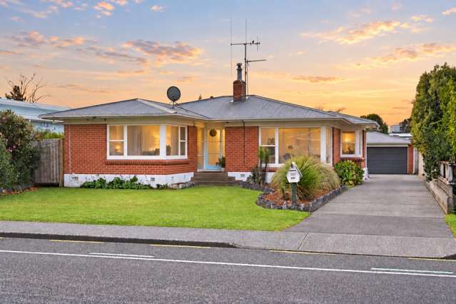 Sunny Brick Home | Hukanui School Zone