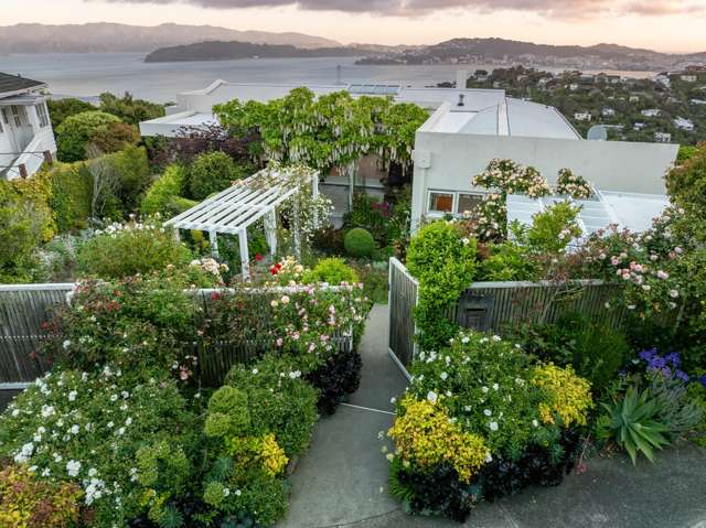 ENCHANTING GARDEN & SPACIOUS LIVING