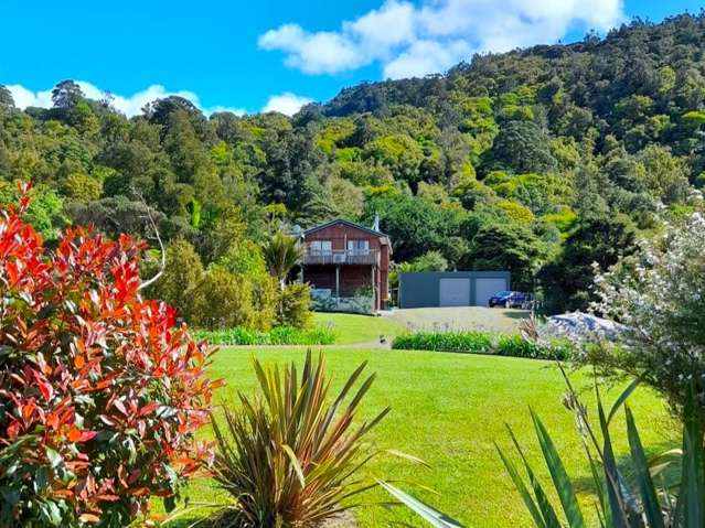 Birdsong and Ocean Views in Tuateawa