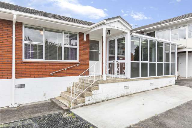 2/69 Royal View Road Te Atatu South_1