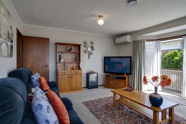 2/105 Le Cren Street Seaview_1