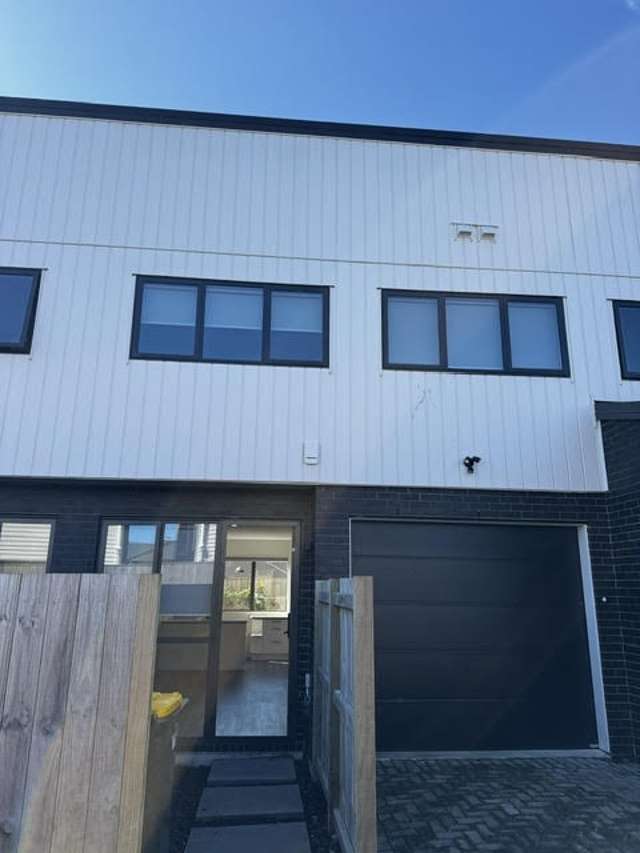 Welcome to 49C Riverton Drive, Randwick Park