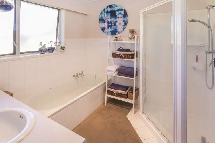 13 Paisley Street Mellons Bay_6