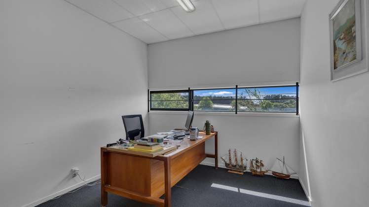 3 and 4/18 Taurus Place Bromley_11