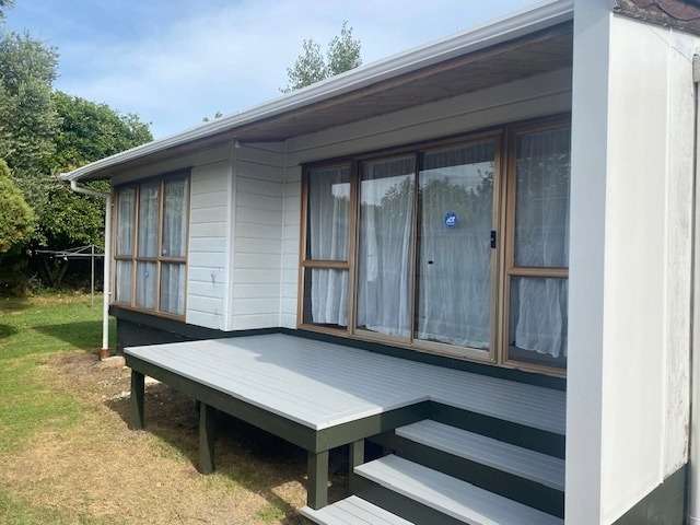 Well‑Located Two Bedroom Unit on Lake Road