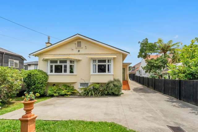 Stylish character bungalow in prime location