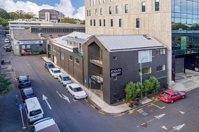 Corner office in central Newmarket